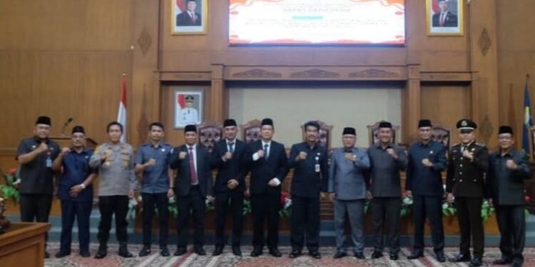 Pj Bupati Muaro Jambi Hadiri Paripurna Penetapan Bupati dan Wakil Bupati Terpilih Periode 2025-2030