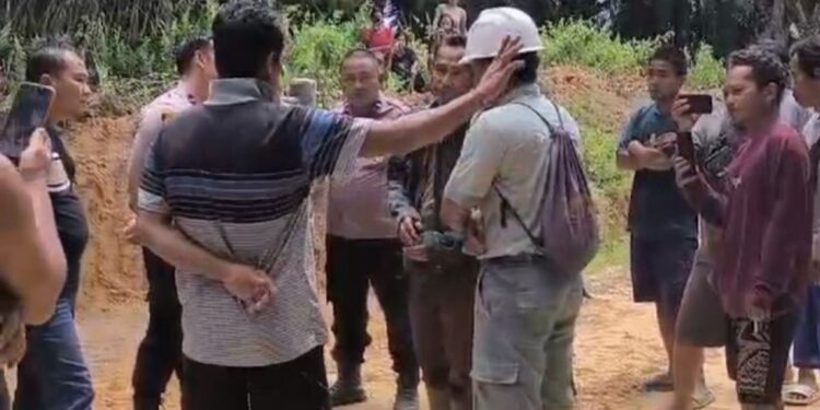 Ratusan Warga Bahar Selatan Protes Atas Pemasangan Portal Jalan oleh PT BSU