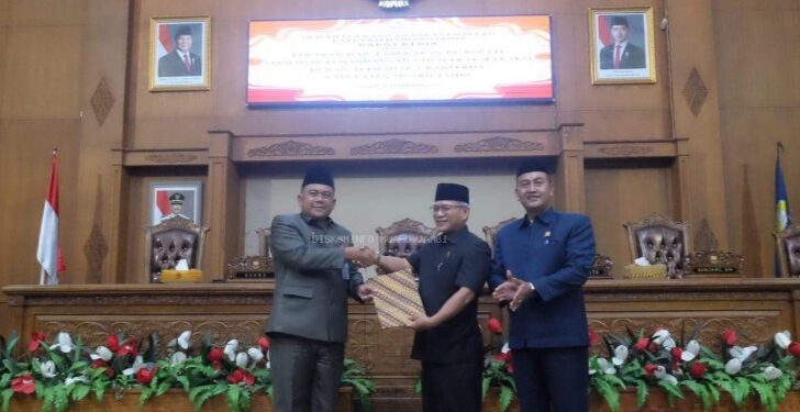 Sekda Budhi Hartono Hadiri Paripurna Tentang Pandangan Umum Fraksi-Fraksi Dewan Terhadap Tiga Ranperda Muaro Jambi