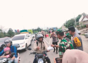 Berbagi Kebahagiaan, Danramil Sebapo dan Kapolsek Mestong, Kompak Bagikan Takjil ke Pengguna Jalan