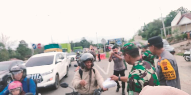 Berbagi Kebahagiaan, Danramil Sebapo dan Kapolsek Mestong, Kompak Bagikan Takjil ke Pengguna Jalan
