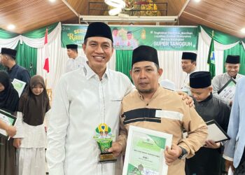 Bupati Fadhil Serahkan Plangkat Lomba Semarak Ramadhan, Masjid Mikhrojul Falah Raih Juara Pertama