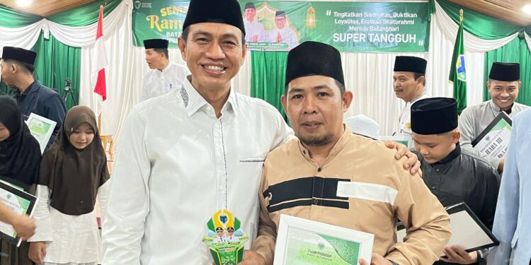 Bupati Fadhil Serahkan Plangkat Lomba Semarak Ramadhan, Masjid Mikhrojul Falah Raih Juara Pertama