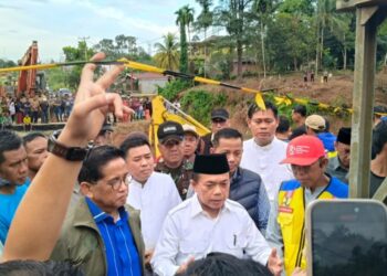 Al Haris Tinjau Jalan Putus di Jujuhan Bungo, Pastikan Beberapa Hari Kedepan Lintas Sumatera Bisa Dilalui Kendaraan