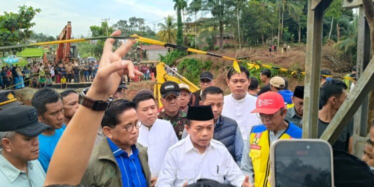 Al Haris Tinjau Jalan Putus di Jujuhan Bungo, Pastikan Beberapa Hari Kedepan Lintas Sumatera Bisa Dilalui Kendaraan