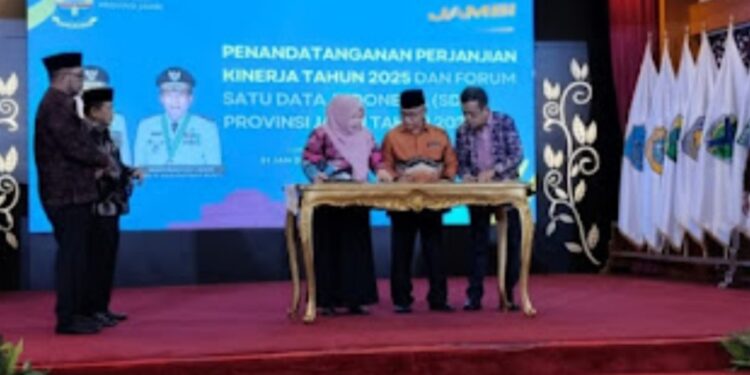 Gubernur Al Haris Menyaksikan Penandatanganan Perjanjian Kinerja 2025 Kepala OPD Pemprov Jambi 