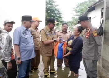 Wabup Jun Mahir Berikan Bantuan Warga Terdampak Banjir di Mendalo Laut