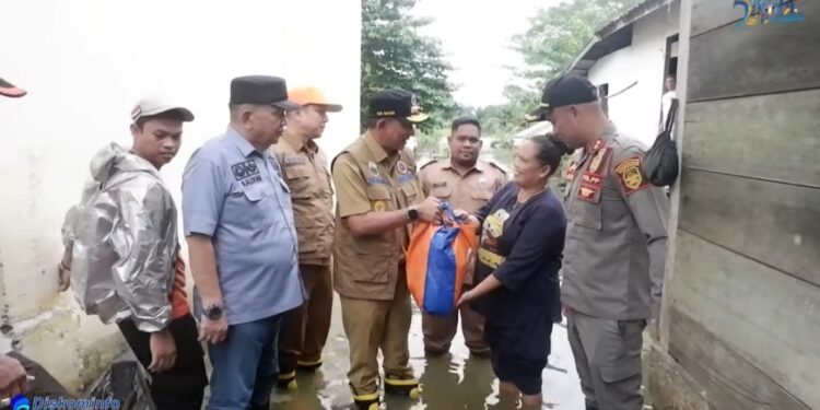 Wabup Jun Mahir Berikan Bantuan Warga Terdampak Banjir di Mendalo Laut