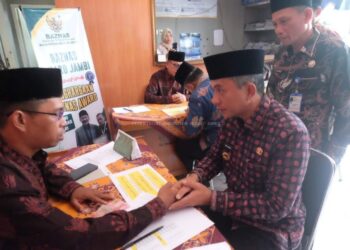 Wabup Junaidi Mahir Menunaikan Zakat Fitrah Baznas Kabupaten Muaro Jambi