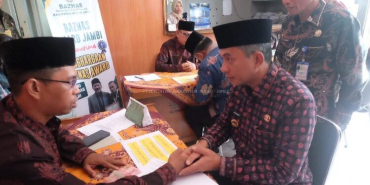 Wabup Junaidi Mahir Menunaikan Zakat Fitrah Baznas Kabupaten Muaro Jambi