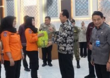 Bupati BBS Serahkan Paket Sembako Untuk Petugas Kebersihan dan TRC BPBD Muaro Jambi