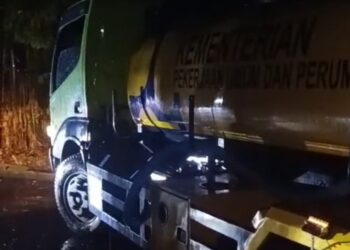 Kesulitan Air bersih, Tim Siaga Bencana Salurkan Air Bersih ke Desa Olak besar