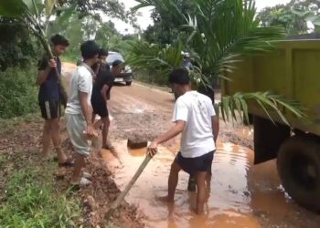 Banyak Jalan Rusak, Kinerja PUPR Muaro Jambi Jadi Sorotan 