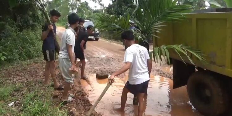 Banyak Jalan Rusak, Kinerja PUPR Muaro Jambi Jadi Sorotan