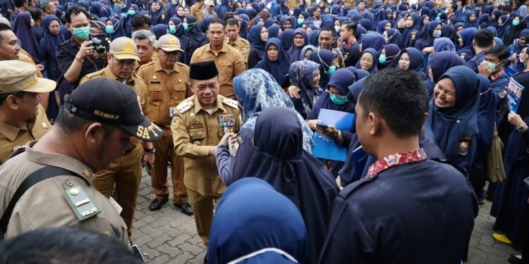 Gubernur Jambi Serahkan SK Gubernur Pegawai Non ASN RSUD Raden Mattaher Jambi