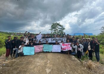 Warga Sadu Demo Kantor Camat Protes Jalan Rusak, Camat Faisyal Salahkan 8 Kades Karena Tak Pernah Berkoordinasi