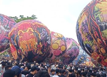 Puluhan Balon Udara Raksasa Hiasi Langit Alun-alun Wonosobo