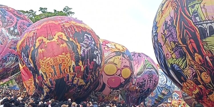 Puluhan Balon Udara Raksasa Hiasi Langit Alun-alun Wonosobo