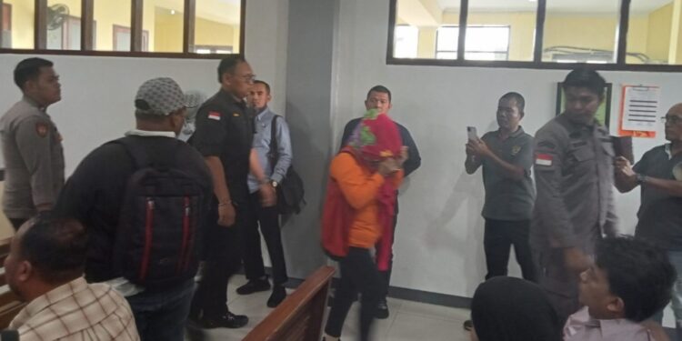 ‘Ratu Narkoba’ Jambi Helen Tutupi Wajah Usai Hadiri Sidang Lanjutan di PN Jambi