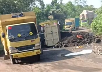 Macet Panjang, Akibat Truk Armada Batubara Terguling di As Jalan 