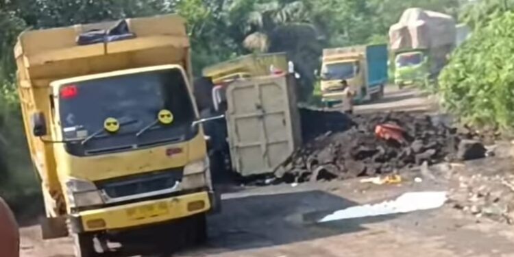 Macet Panjang, Akibat Truk Armada Batubara Terguling di As Jalan 