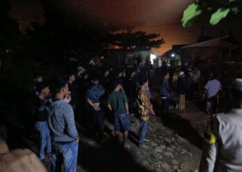 Desak Kades Kota Karang Mundur, Ratusan Warga Demo dan Segel Kantor Kades