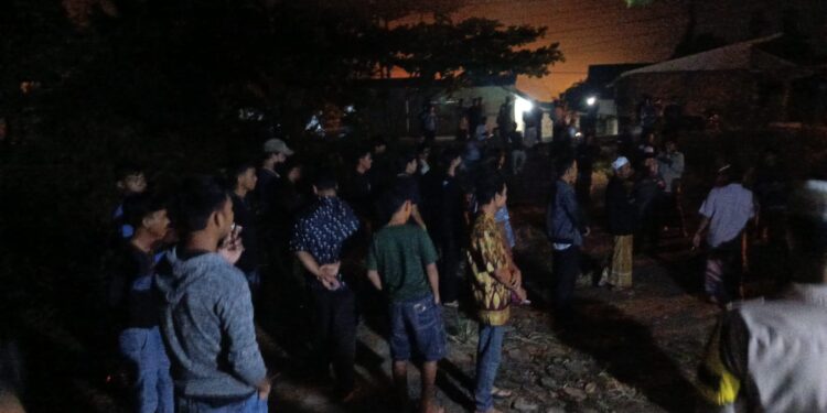 Desak Kades Kota Karang Mundur, Ratusan Warga Demo dan Segel Kantor Kades
