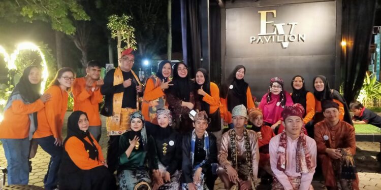 Keren! Kaum Difabel Jambi Dapat Dukungan dari Wisatawan Singapura untuk Promosikan Batik 
