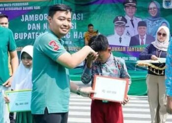Ketua DPRD Rahmad Hasrofi Serahkan Beasiswa Batang hari Tangguh Tahun 2025