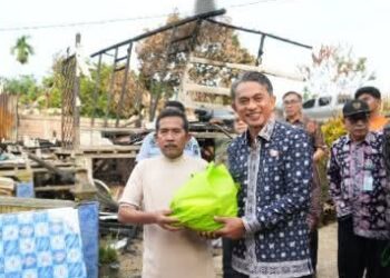 Cepat Tanggap, Wabup Junaidi Mahir Berikan Bantuan Korban Rumah Kebakaran di Desa Tunas Baru
