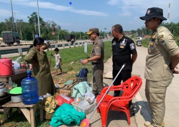 Jadi Tempat Pemberhentian Truk Batubara dan Membahayakan Pengguna Jalan, Lapak Pedagang Kaki Lima di Exit Tol Muaro Sebapo Dibongkar 