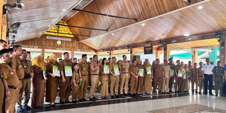 Bupati Fadhil Serahkan 96 SK CPNSD di Serambi Rumah dinas