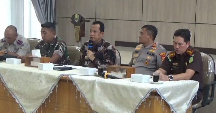 Pimpin Rapat Timdu, Bupati Muaro Jambi Komitmen Selesaikan Konflik Lahan Kelompok Tani di Desa Sogo vs PT BBS 