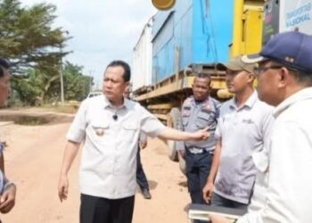 Cegah Jalan Rusak, Bupati BBS Perintahkan Dishub Muaro Jambi Pasang Rambu Batas Maksimal 8 Ton di Sungai Gelam