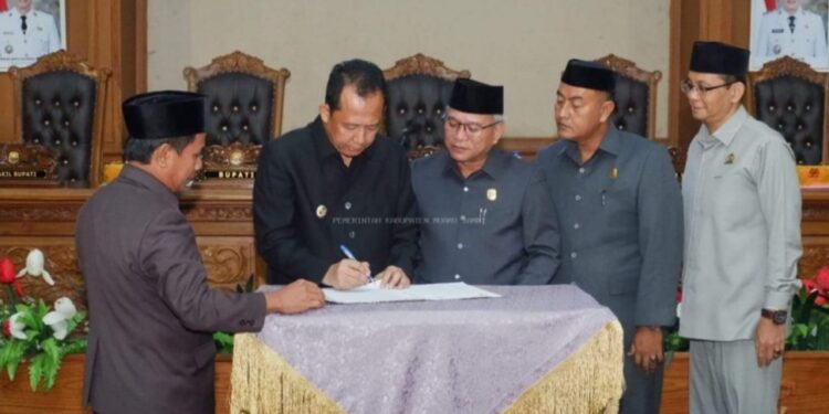 Bupati BBS Hadiri Paripurna Dengan Agenda Pengambilan Keputusan Tujuh Ranperda Tahun 2024 Yang disetujui Pada Tahun 2025