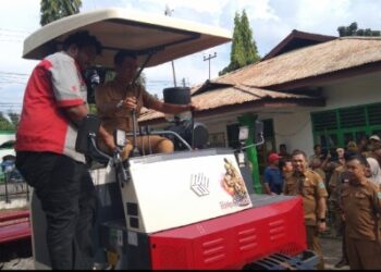 Bupati Fadhil Serahkan Bantuan Alsintan 14 Unit Rotavator Bimo Rota 100 Kepada Brigade Pangan