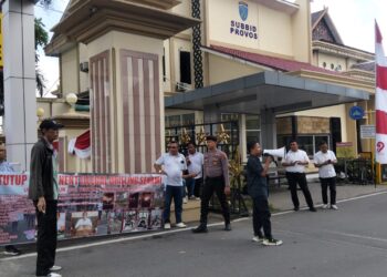 Aliansi Masyarakat Stop Ilegal Drilling Senami Gelar Aksi di Mapolda Jambi, Desak Penutupan dan Penindakan Tegas