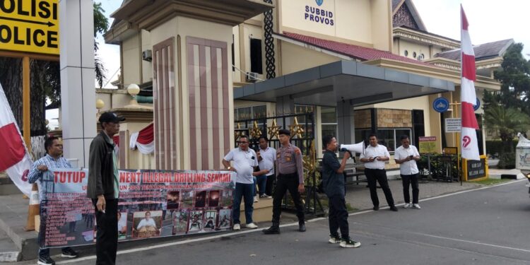 Aliansi Masyarakat Stop Ilegal Drilling Senami Gelar Aksi di Mapolda Jambi, Desak Penutupan dan Penindakan Tegas