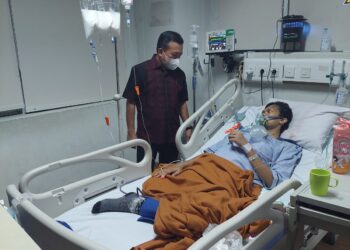 Gubernur Al Haris Besuk Oki Yusmika Atlet Taekwondo Penderita Kanker Tulang di RS Fatmawati Jakarta Selatan