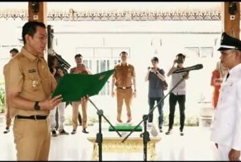 Bupati Fadhil Lantik Kades Paw Desa Pasar Terusan