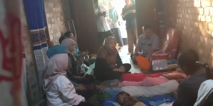 Ririn Novianty Anggota DPRD Provinsi Jambi Kunjungi Ibu Penderita Tumor Ganas di Desa Suka Maju 