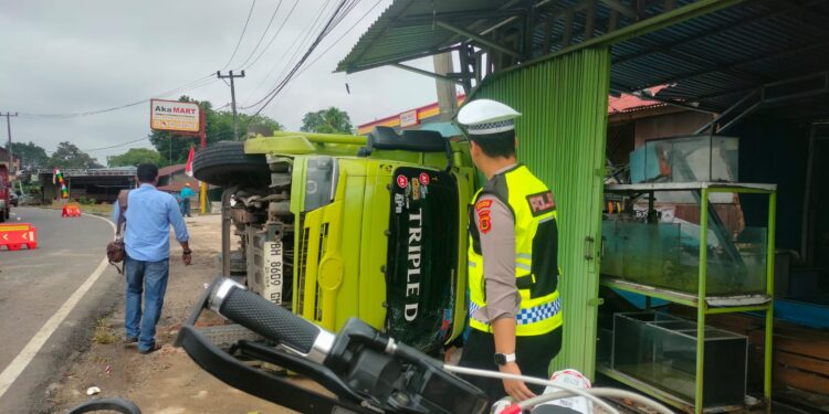 Lagi Lagi Truk Batu Bara Terguling di lintas Larangan