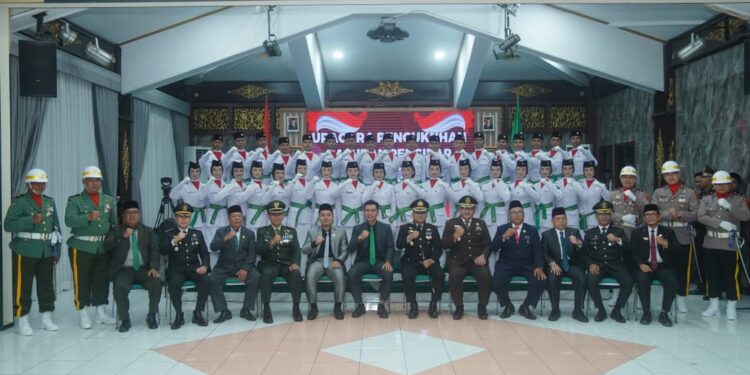 Bupati Fadhil Arief kukuhkan 35 anggota Paskibraka tahun 2025