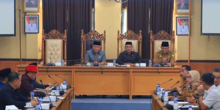 Sekda Budhi Hartono Hadiri Hearing di DPRD Muaro Jambi Terkait Satgas PKH