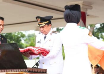 Bupati BBS Pimpin Upacara HUT RI ke-80 di Lapangan Pendopo Bukit Cinto Kenang 