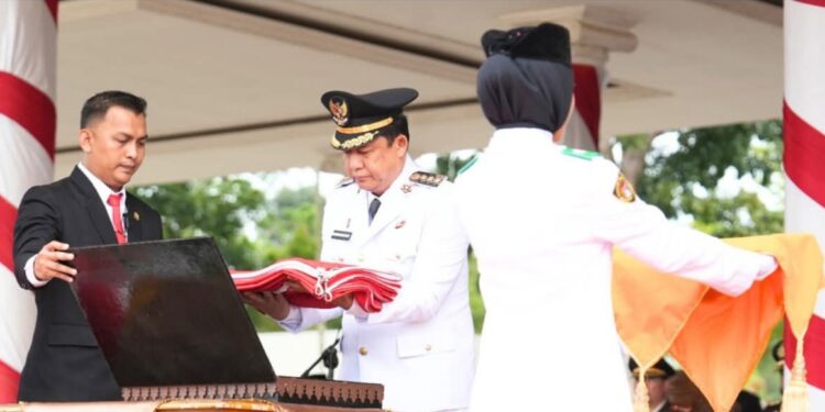 Bupati BBS Pimpin Upacara HUT RI ke-80 di Lapangan Pendopo Bukit Cinto Kenang 