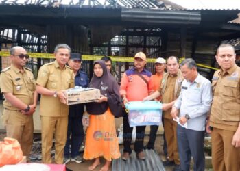 Jun Mahir Berikan Bantuan Korban Kebakaran di Desa Penyengat Olak