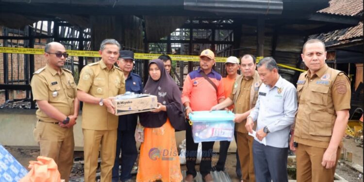 Jun Mahir Berikan Bantuan Korban Kebakaran di Desa Penyengat Olak