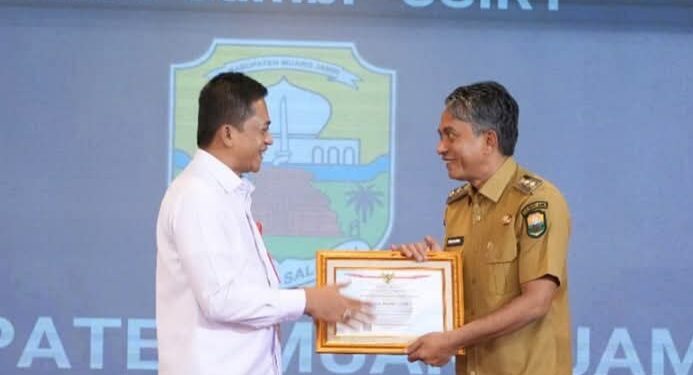 Wabup Junaidi Mahir Terima Sertifikat TTIS/CSIRT dari Kepala BSSN