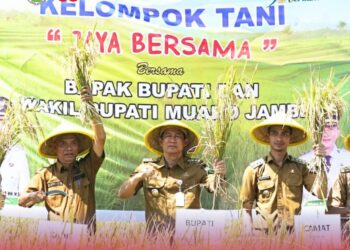 Panen Raya di Pudak, Bupati BBS Akan Bangun 4 Workshop Untuk Tingkatan Hasil Pertanian 